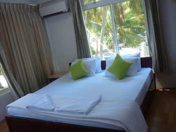 Batuta Maldives Surf View Hotell Thulusdhoo Exteriör bild